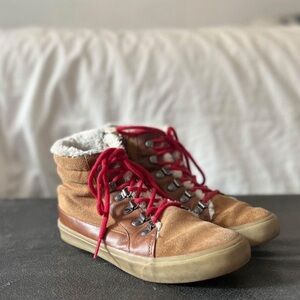 Low ankle winter boot with warm lining.